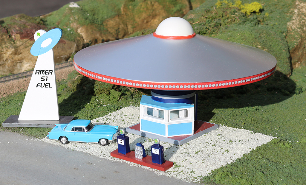 Area 51 Fuel with Pumps - Roadside U.S.A® Building (HO Scale) - Click Image to Close