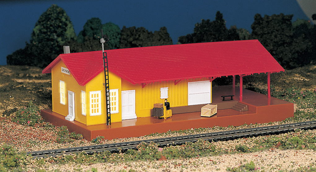 Lighted Freight Station (HO Scale) - Click Image to Close