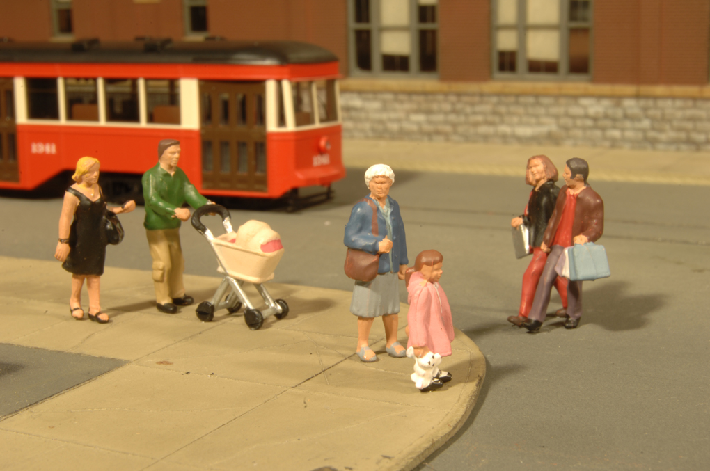 Strolling People - O Scale