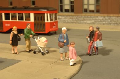 Strolling People - O Scale - Click Image to Close