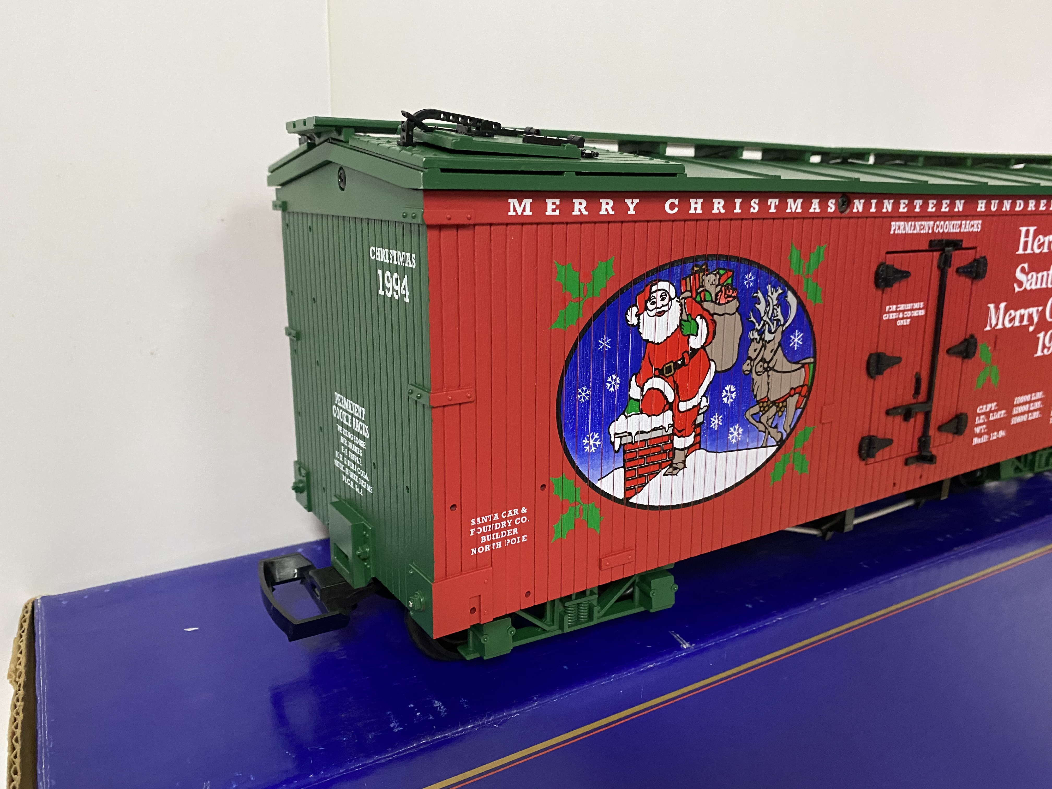 1994 Christmas Reefer (USA Trains R-13012) - Click Image to Close