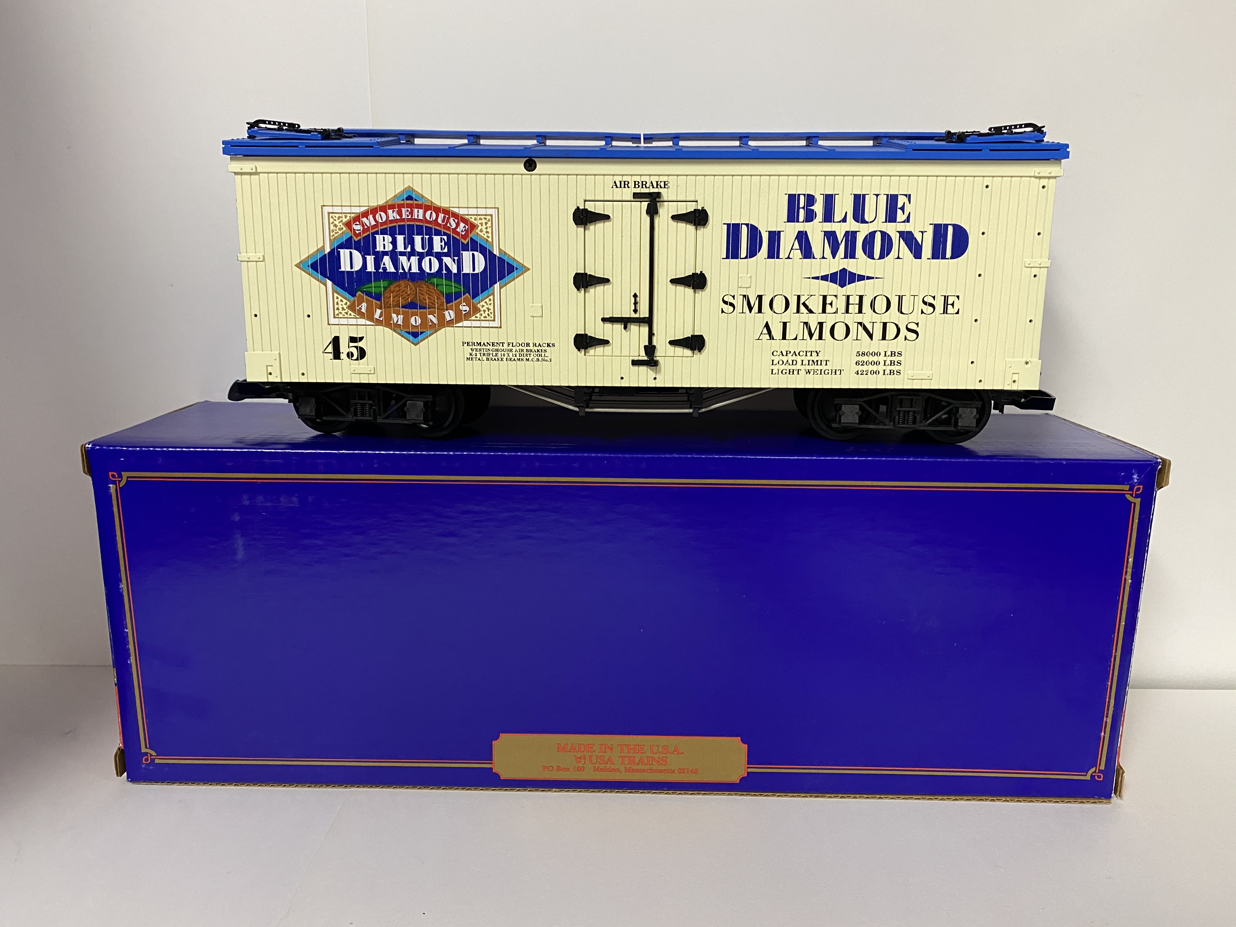 Blue Diamond Reefer (USA Trains R-16004) - Click Image to Close