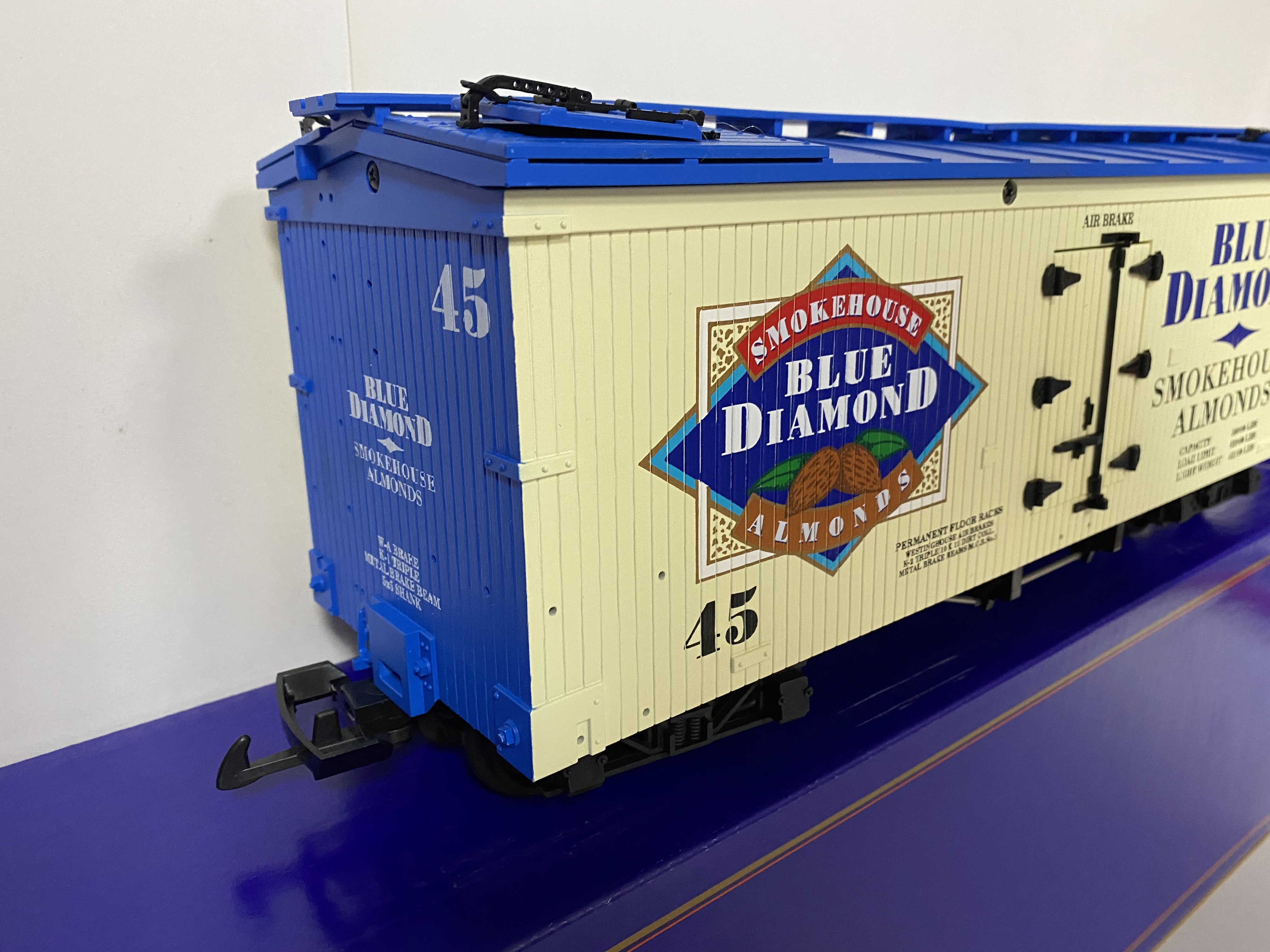 Blue Diamond Reefer (USA Trains R-16004)