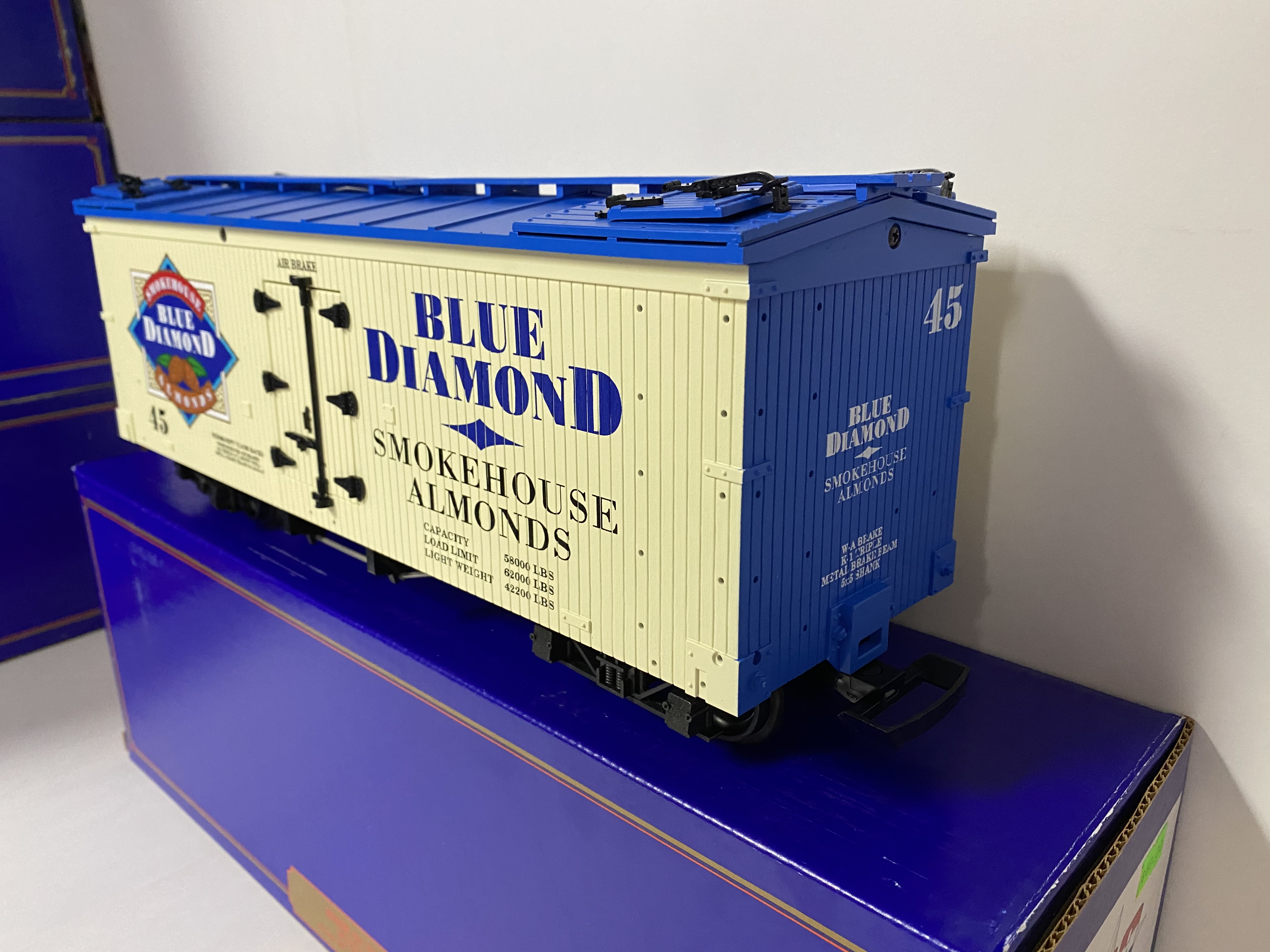 Blue Diamond Reefer (USA Trains R-16004) - Click Image to Close
