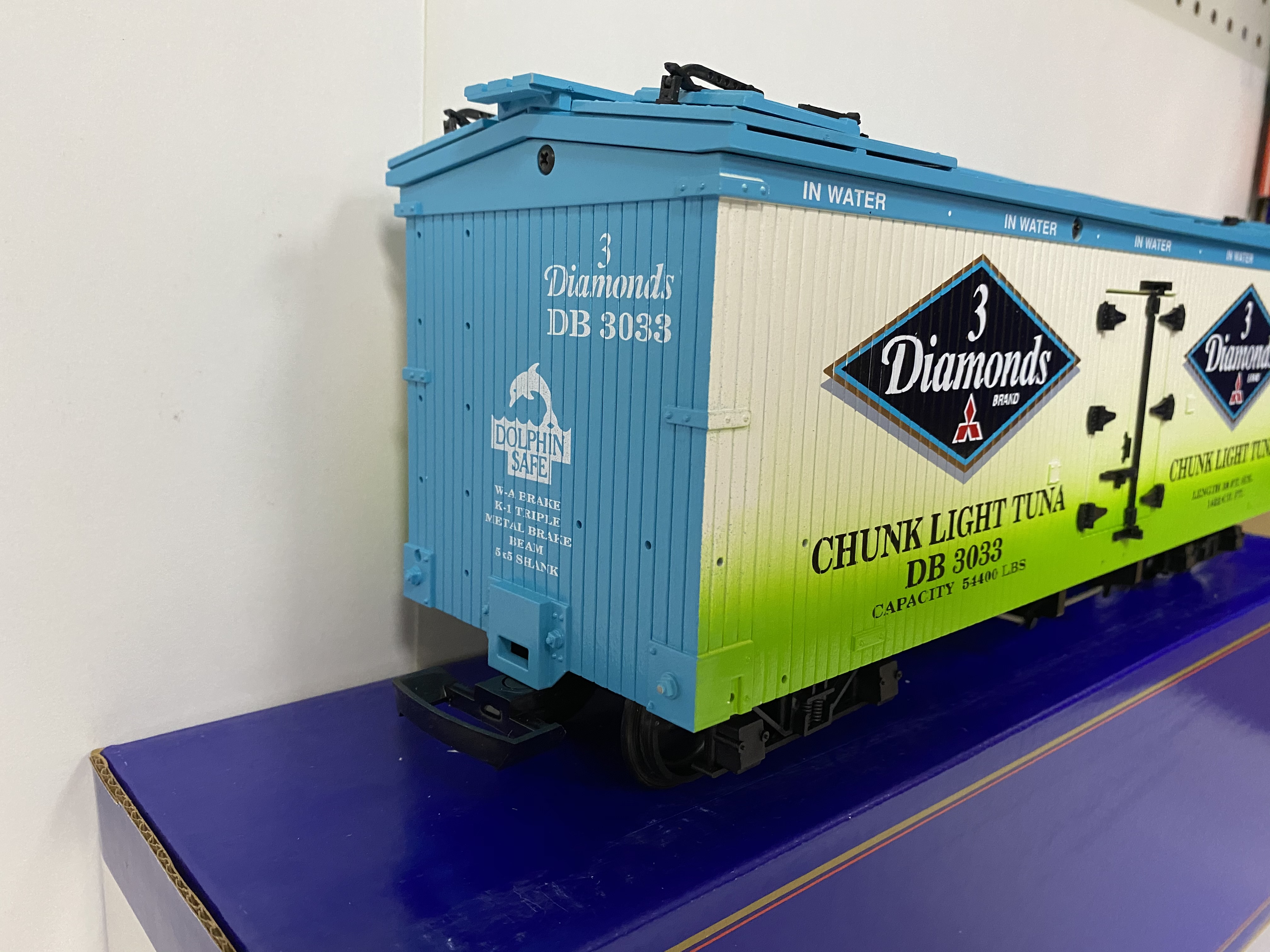 3 Diamonds Reefer (USA Trains 16006) - Click Image to Close